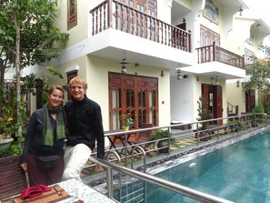 Outdoor pool, sun loungers - Truc Huy Villa (Da Nang)