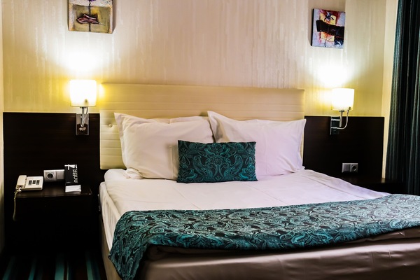 Een minibar, een kluis op de kamer, een bureau, geluiddichte muren