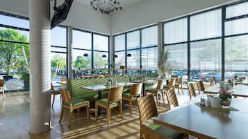 Petit déjeuner buffet (15.9 EUR par personne)