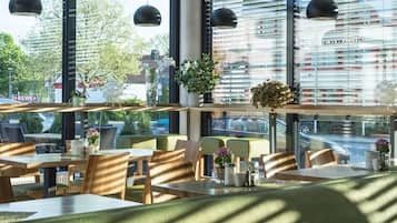 Bữa sáng buffet hàng ngày (15.9 EUR/mỗi người)