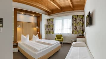 City Triple Room, Multiple Beds | Hypo-allergenic bedding, in-room safe, desk, laptop workspace