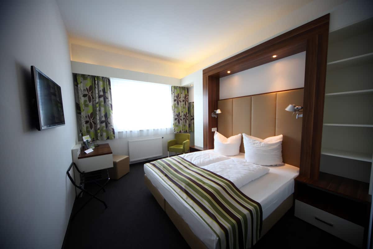 Double Room, 1 Double Bed | Hypo-allergenic bedding, in-room safe, desk, laptop workspace
