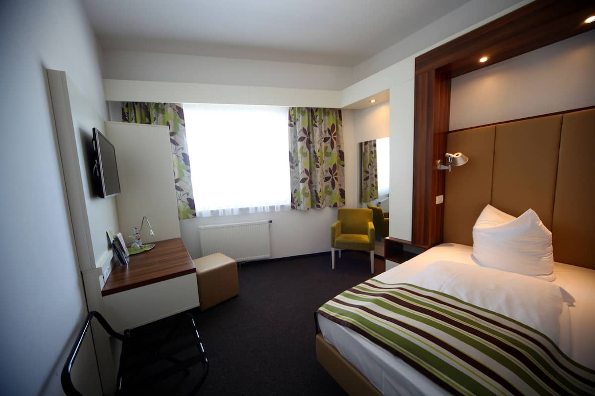 Hypo-allergenic bedding, in-room safe, desk, laptop workspace