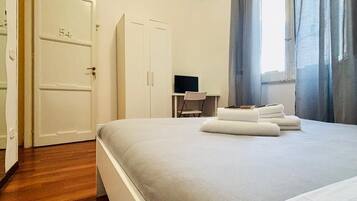 Habitación doble de uso individual, baño compartido | 4 habitaciones, ropa de cama hipoalergénica y escritorio