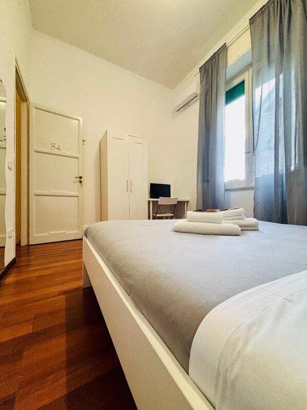 Habitación doble de uso individual, baño compartido | Ropa de cama hipoalergénica, escritorio y tabla de planchar con plancha