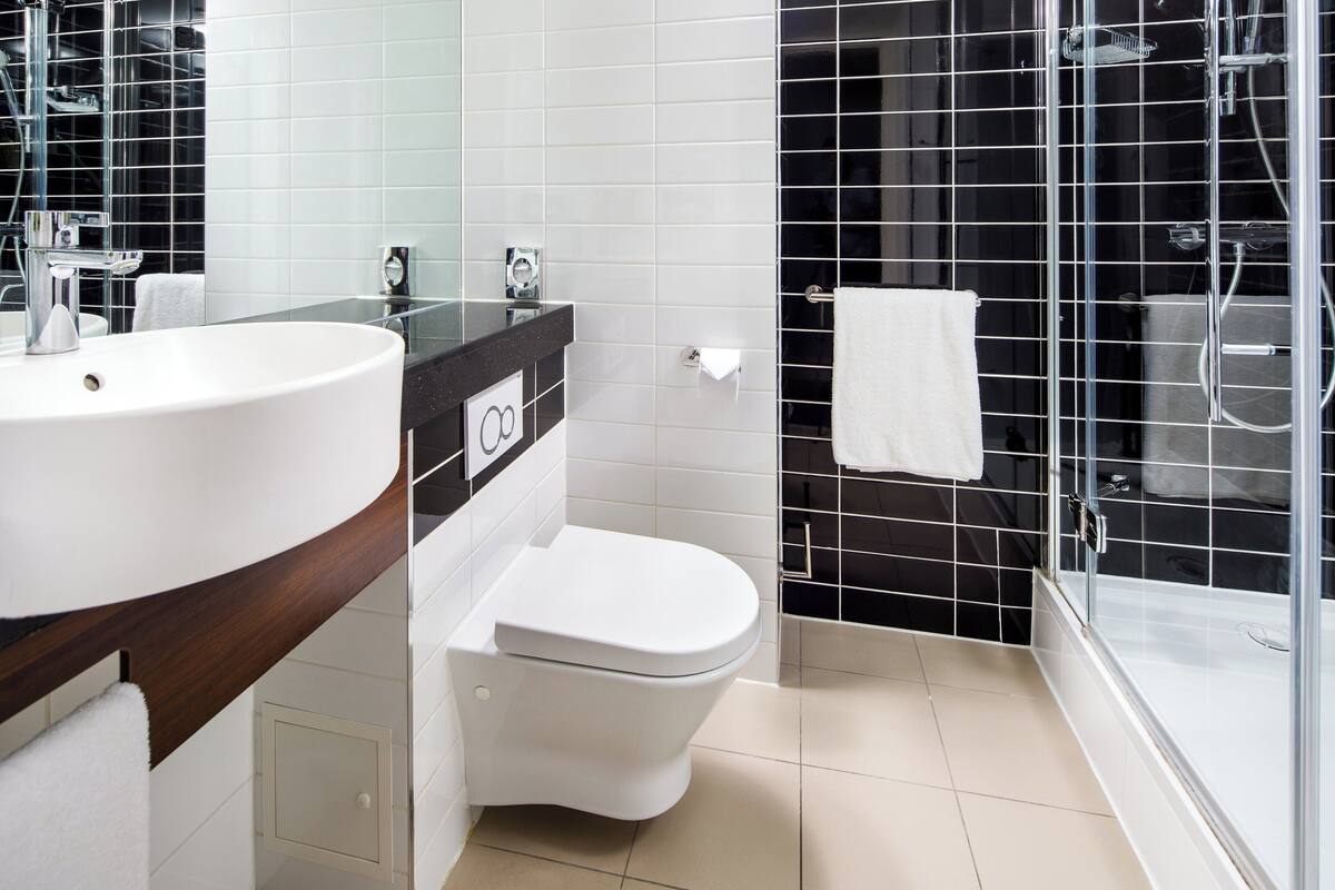 1 bedroom, hypo-allergenic bedding, desk, blackout curtains