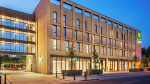 Un hôtel moderne avec une façade en briques, de grandes fenêtres et une enseigne Holiday Inn Express.