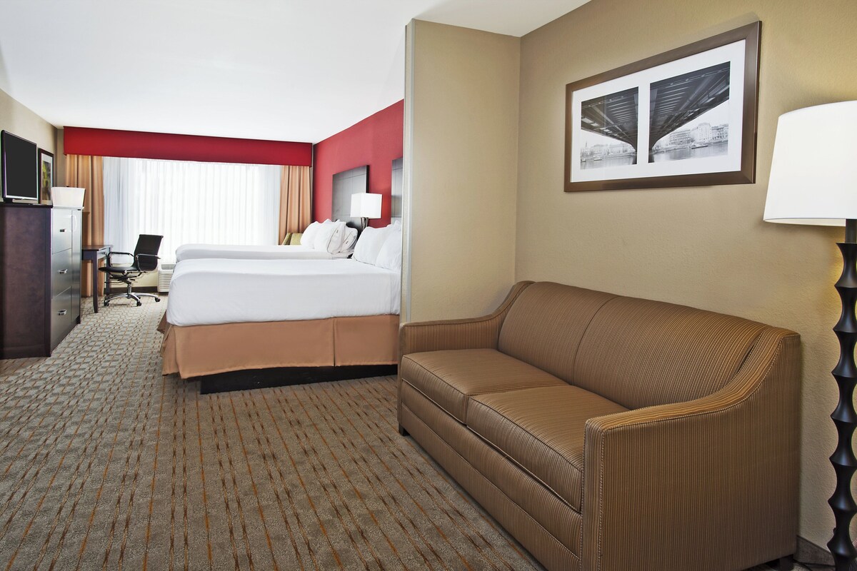 Pillowtop beds, desk, laptop workspace, blackout drapes