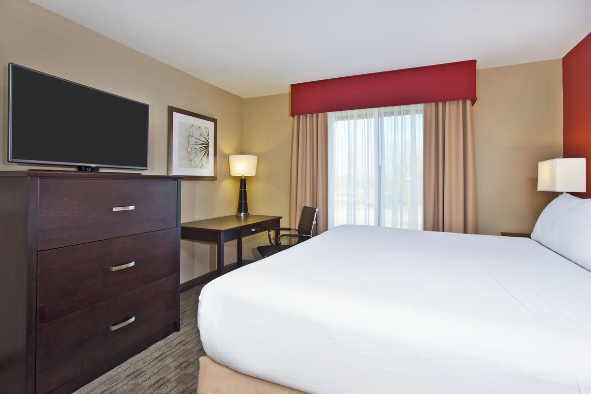 Pillowtop beds, desk, laptop workspace, blackout drapes