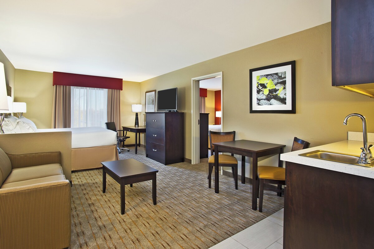 Pillowtop beds, desk, laptop workspace, blackout drapes