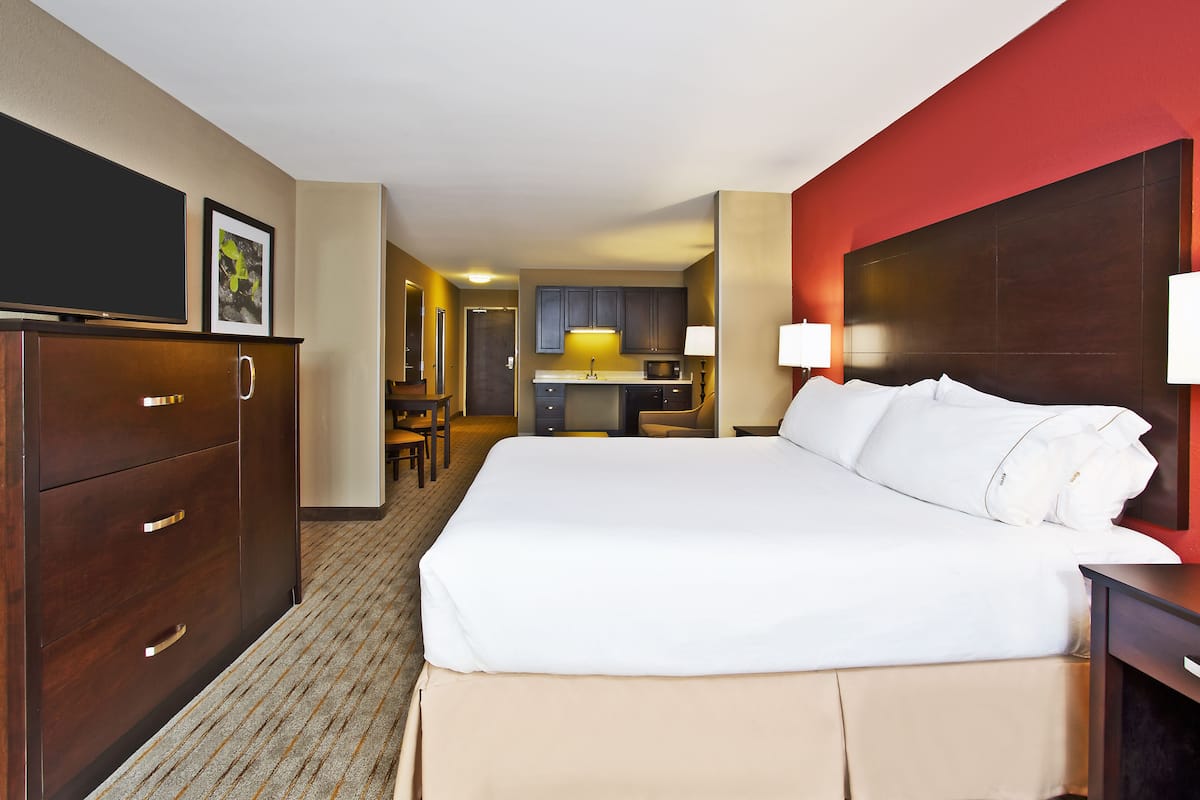 Pillowtop beds, desk, laptop workspace, blackout drapes
