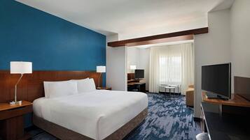 Kamer, 1 kingsize bed met slaapbank | Woonkamer | Een 32-inch lcd-televisie met kabelzenders, televisie en betaalfilms