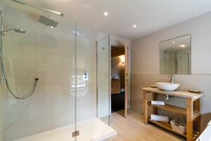 Habitación familiar, varias camas | Baño | Ducha y bañera combinadas y artículos de higiene personal gratuitos