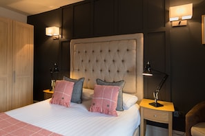 Escritorio y espacio para trabajar con laptop