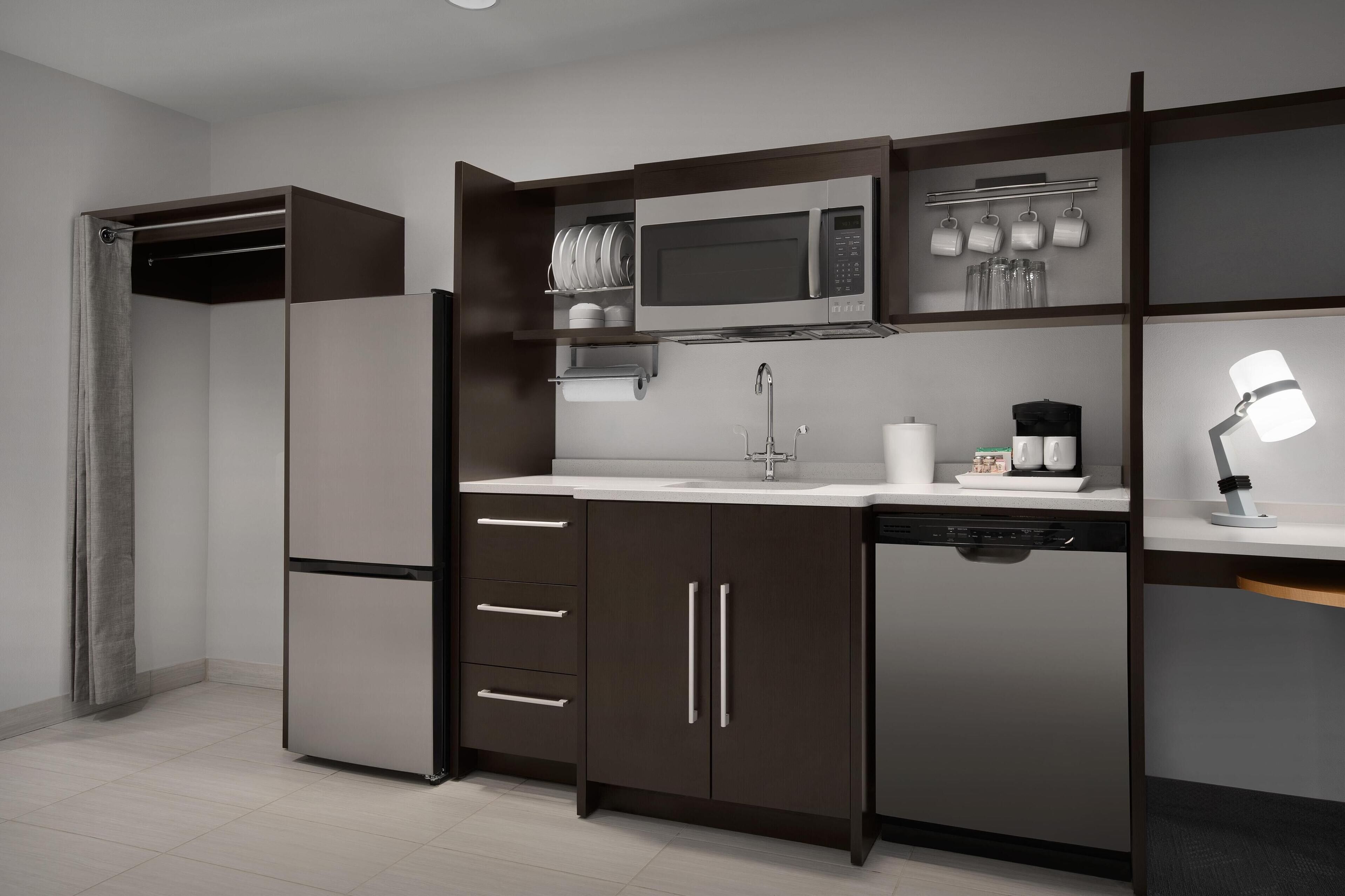 suite, 1 bedroom, non smoking | private kitchen | fridge, microwave, dishwasher, coffee/tea maker