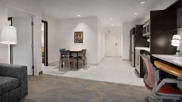 Suite, 1 soverom, ikke-røyk | Skrivebord, blendingsgardiner, strykejern/-brett og wi-fi (inkludert)