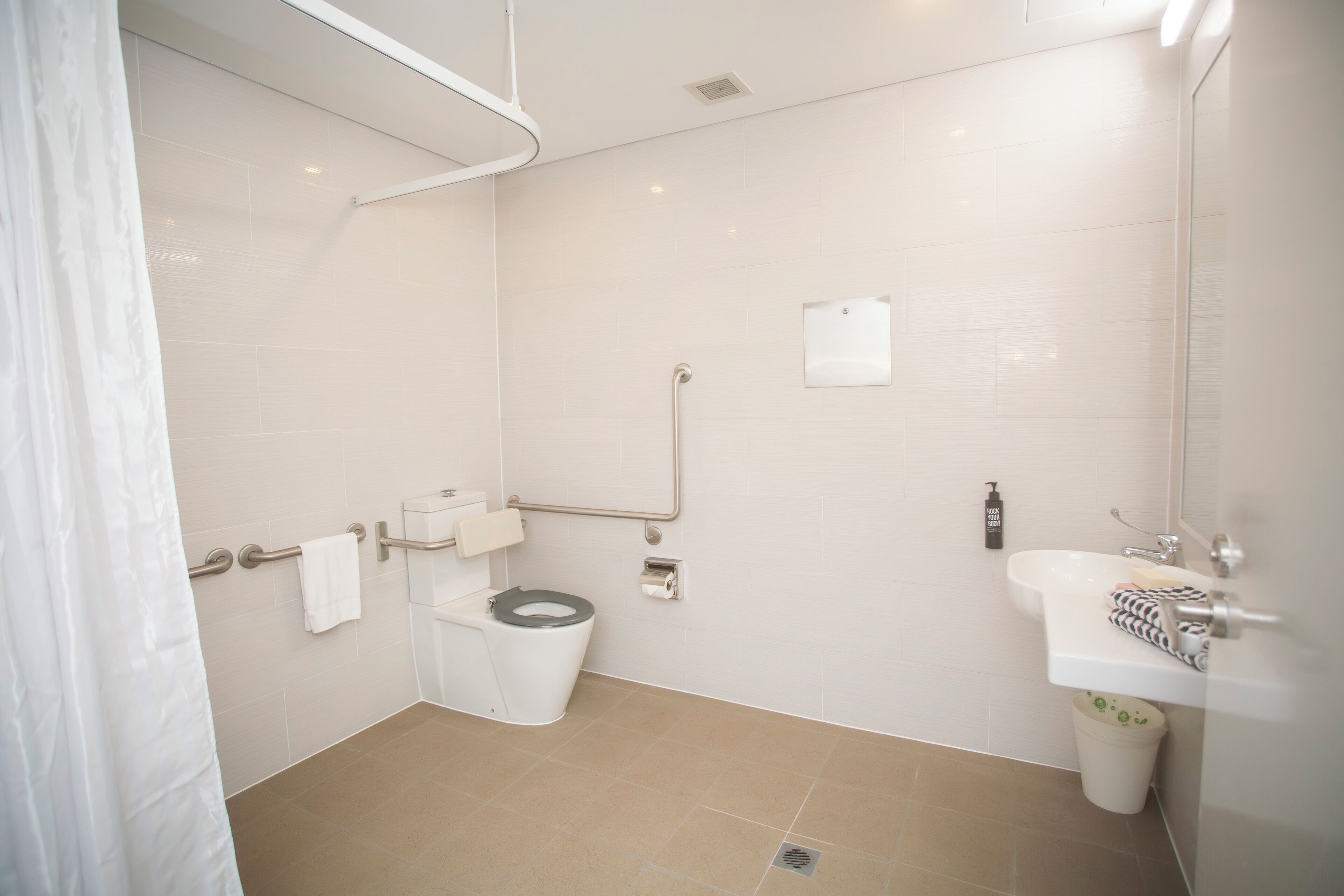Ein Badezimmer mit Toilette, Waschbecken und Dusche.