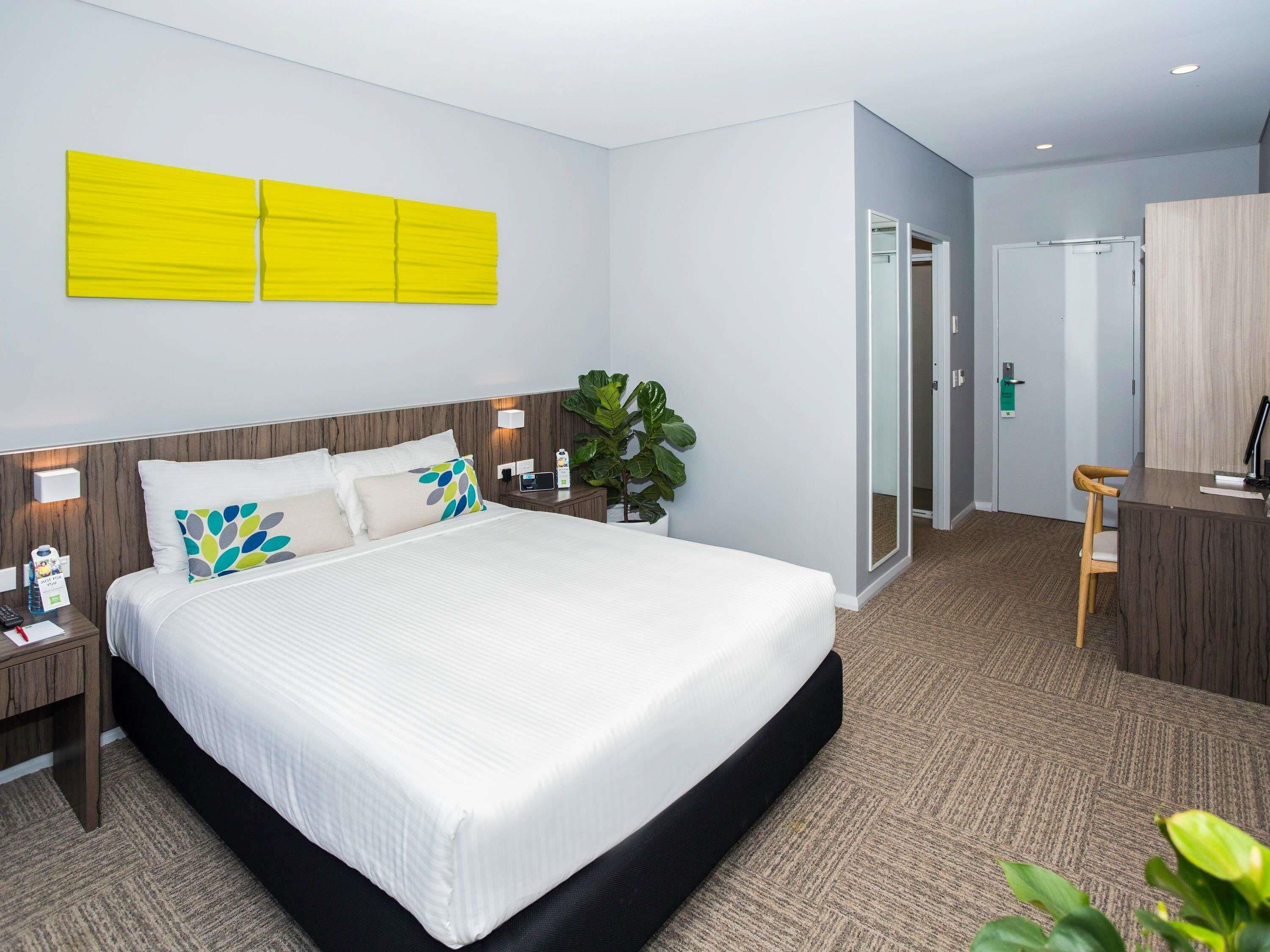 Standard Room, 1 Katil Ratu (Queen) | Peralatan tempat tidur premium, peti besi dalam bilik, meja 