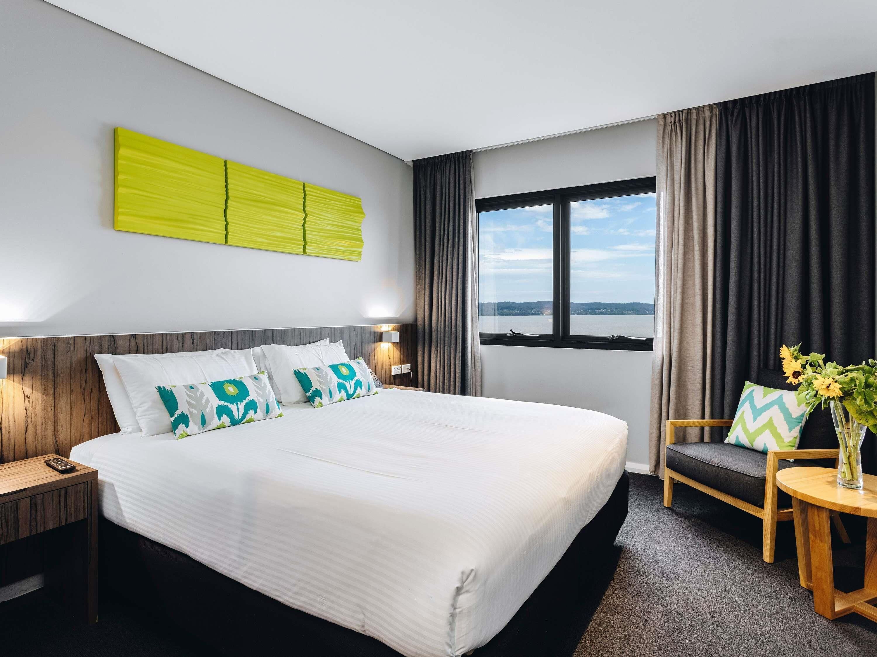 Superior Room, 1 Katil Raja (King), Lake View | Peralatan tempat tidur premium, peti besi dalam bilik, meja 