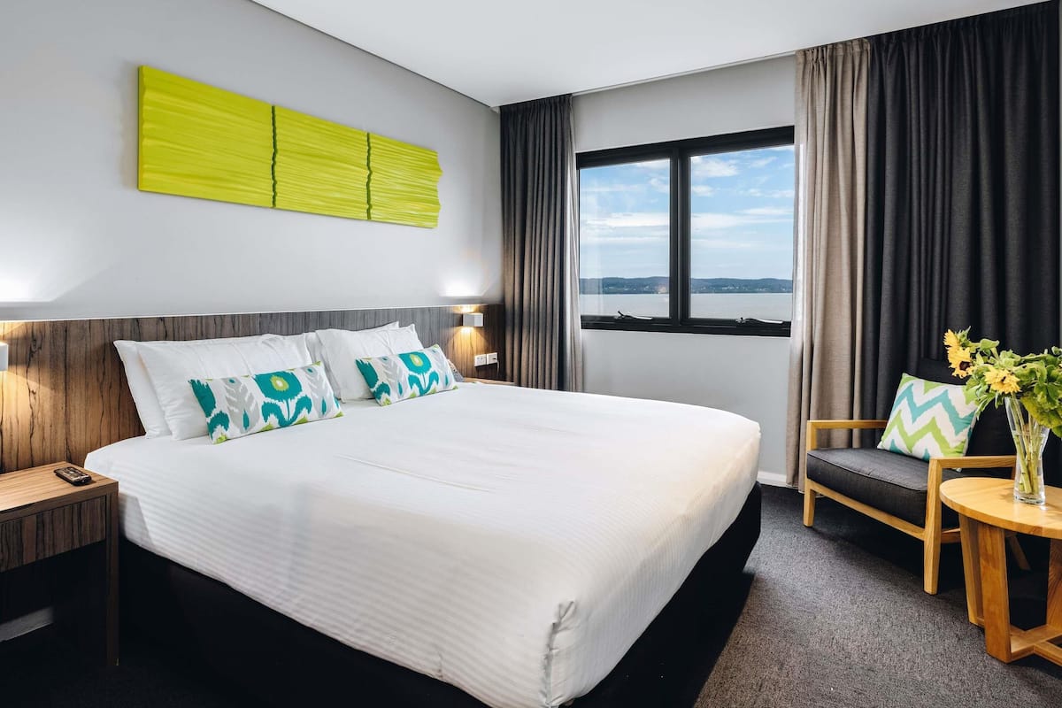 Superior Room, 1 King Bed, Lake View | Premium bedding, in-room safe, desk, soundproofing