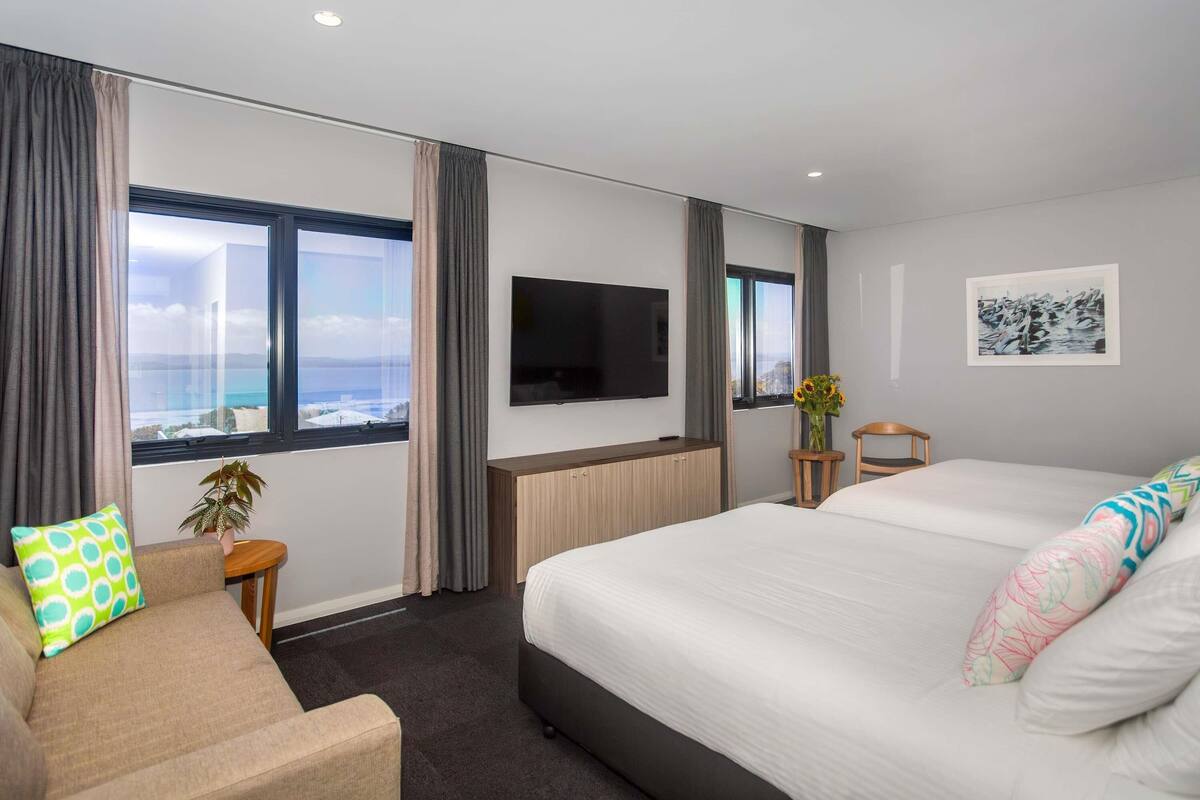 Habitación familiar, 1 cama King size y sofá cama, vista al lago | Ropa de cama de alta calidad y caja de seguridad en la habitación