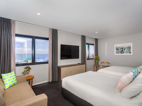 Familienzimmer, 1 King-Bett und Schlafsofa, Seeblick | Hochwertige Bettwaren, Zimmersafe, Schreibtisch, schallisolierte Zimmer. ibis Styles The Entrance