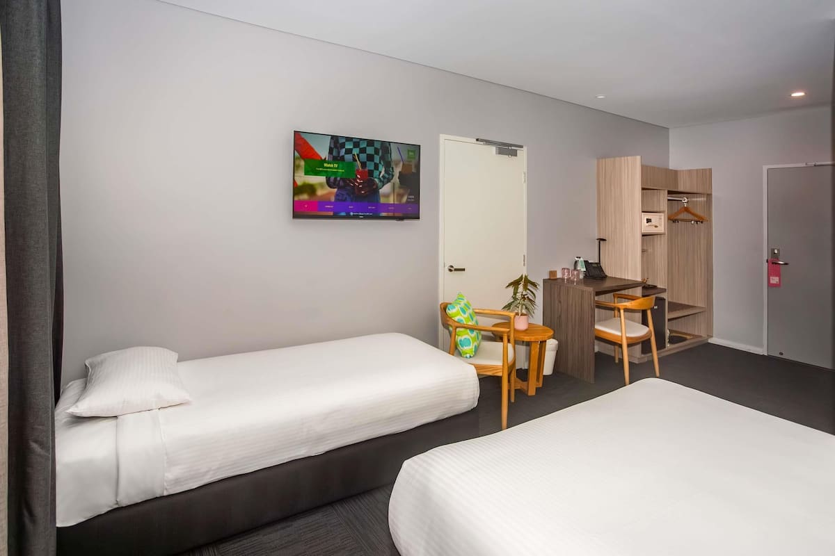 Habitació estàndard, diversos llits | Roba de llit d'alta qualitat, caixa forta a l'habitació i escriptori