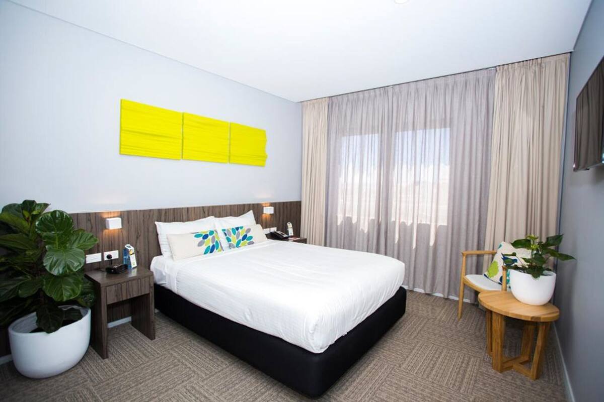 superior room, 1 king bed, lake view | premium bedding, in-room safe, desk, soundproofing