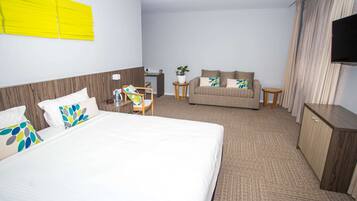 Family Room, 1 King Bed with Sofa bed, Lake View