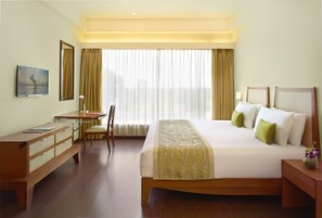 Executive Suite, 1 King Bed, Garden View | Minibar, in-room safe, individually furnished, desk