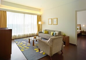 Executive Suite, 1 King Bed, Garden View | Interior