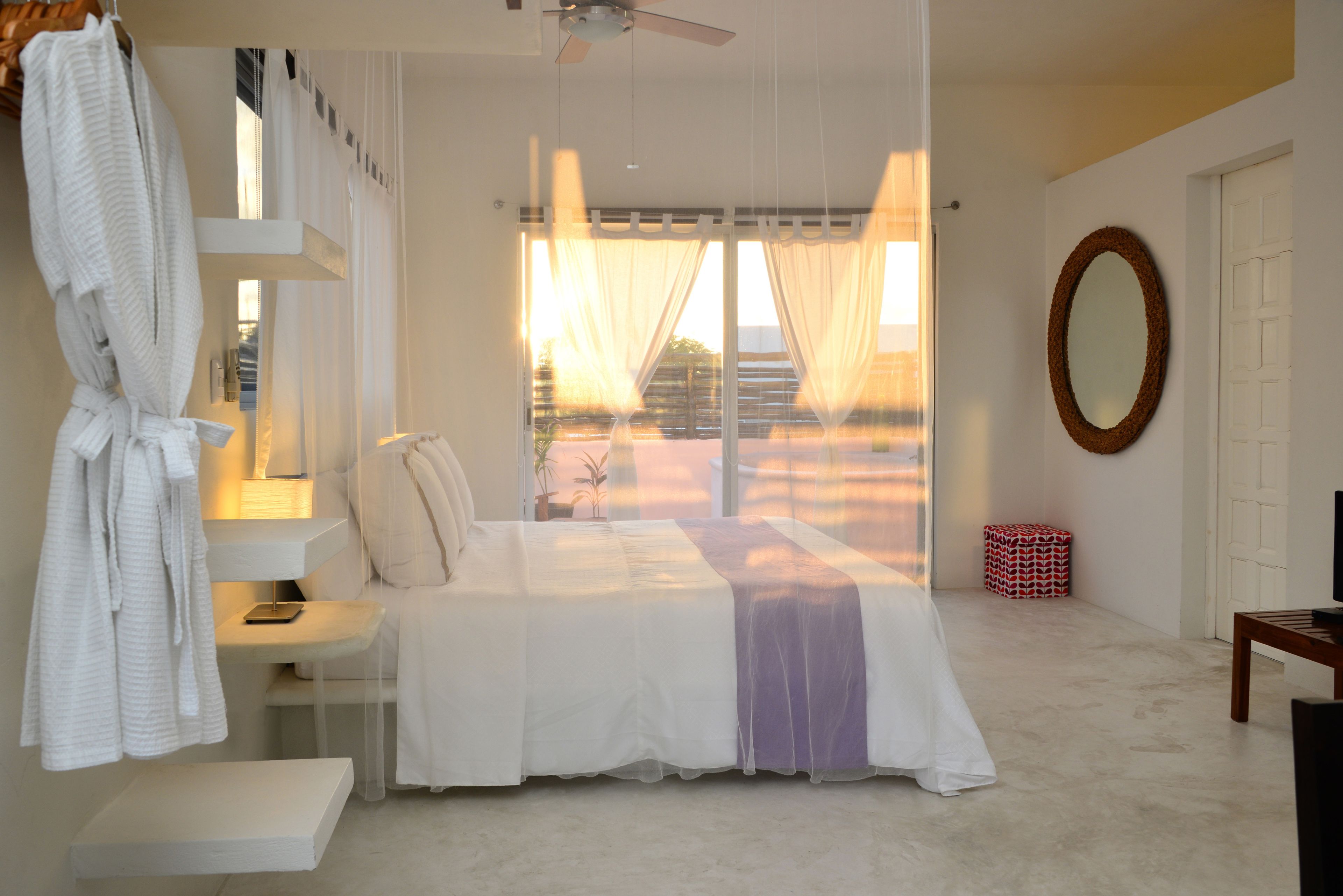 Matisse - Penthouse  | Desk, blackout drapes, free WiFi, bed sheets