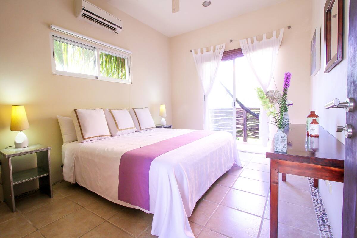 Chagall - 2 Bedroom Condo | Bureau, rideaux occultants, Wi-Fi gratuit, draps fournis