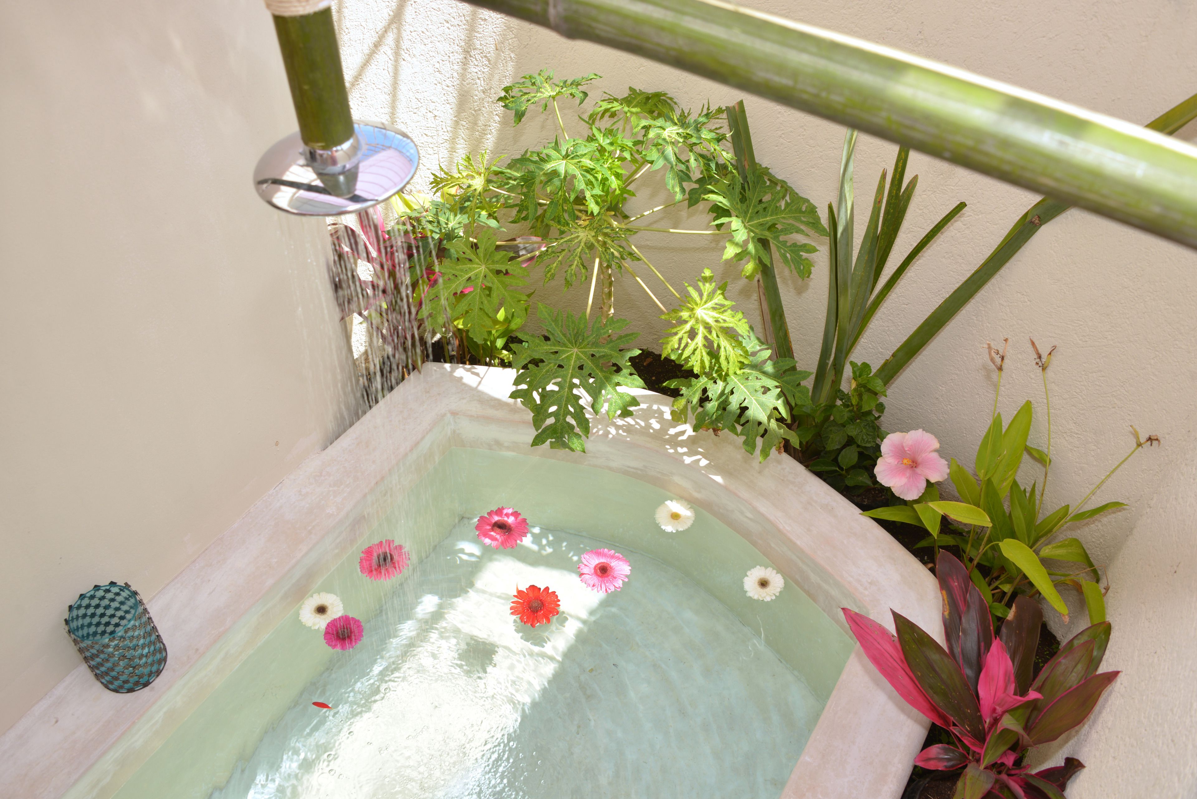 Deep soaking bathtub