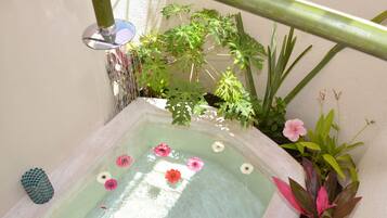 Deep soaking bathtub