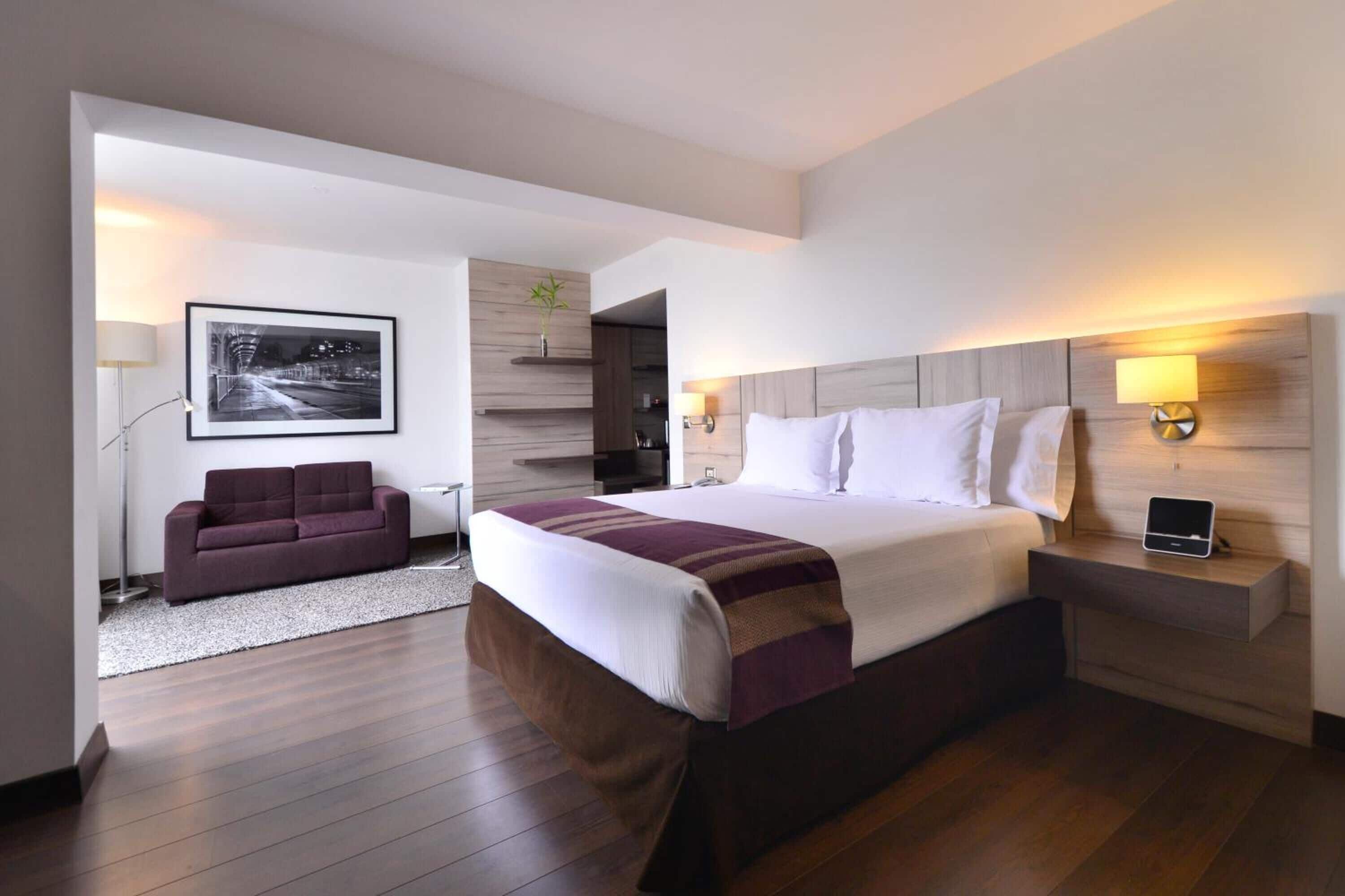 Frigobar, cofres nos quartos, escrivaninha, quartos à prova de som