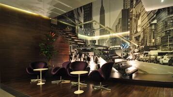 Tägliches Frühstücksbuffet (12 USD pro Person)