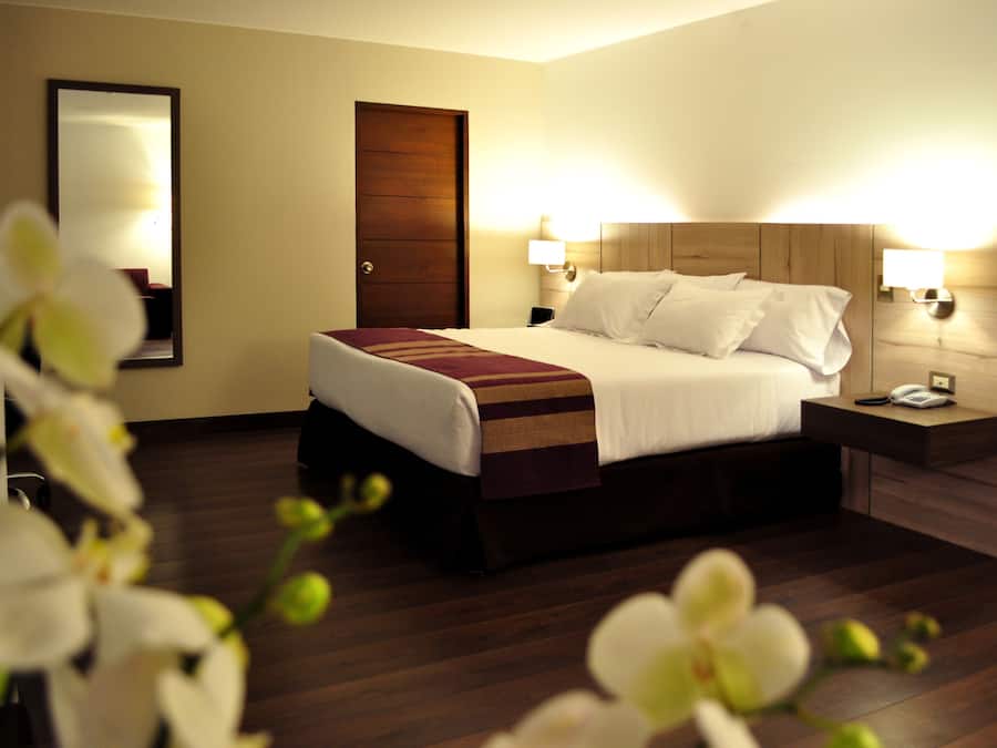 Suite – senior, massasjebadekar | Minibar, safe på rommet, skrivebord og lydisolert