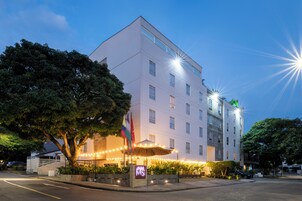 Fachada de la propiedad por la tarde o noche