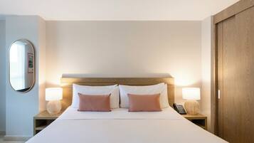 Camas Select Comfort, minibar y caja de seguridad en la habitación