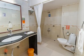 Deluxe Double Room, 1 Queen Bed, Lake View | Bathroom | Shower, towels