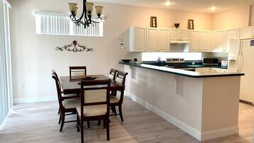 Sunset Lakes - 4 bedroom House with private pool (3 full bathrooms) | In-room dining