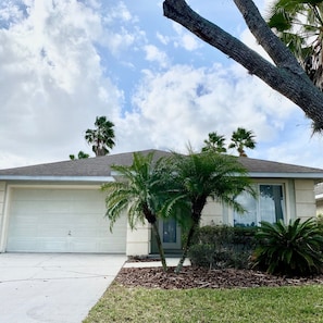 Sunset Lakes - 4 bedroom House with private pool (3 full bathrooms) | Iron/ironing board, free WiFi - Orlando Select Vacation Homes (Kissimmee)