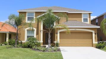 VERANDA PALMS RESORT - 6 Bedroom home with private pool and game room | Iron/ironing board, free WiFi