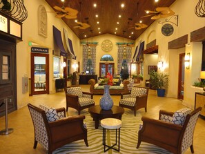 Área de estar no saguão