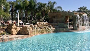 2 albercas al aire libre, sombrillas en la alberca y camastros