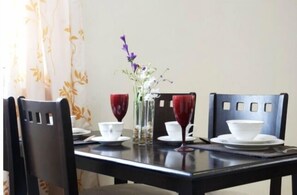 高档床上用品、办公桌、笔记本电脑工作区、免费 WiFi