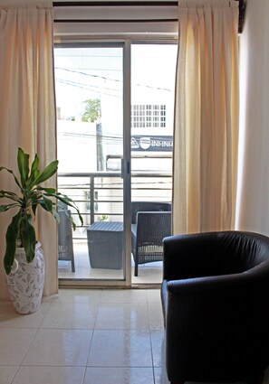 Suite estudio estándar, 1 cama de matrimonio | Ropa de cama de alta calidad y escritorio