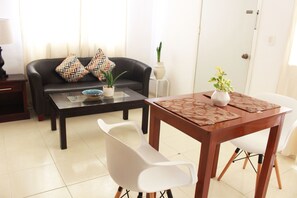 Standard Studio Suite, 1 Queen Bed | Living room