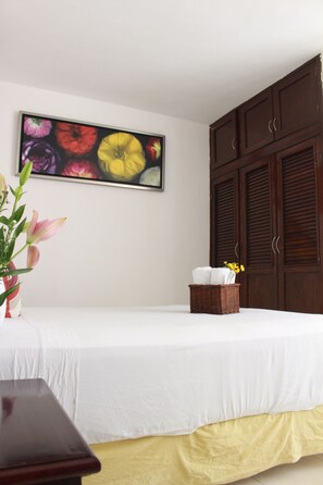 Standard-Studiosuite, 1 Queen-Bett | Hochwertige Bettwaren, Schreibtisch, laptopgeeigneter Arbeitsplatz